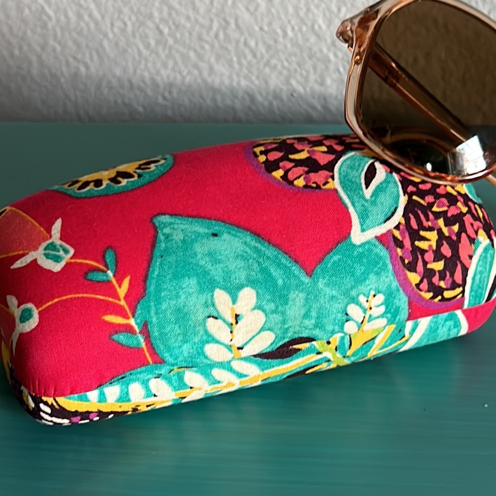Vera Bradley Hard Shell Fabric Covered Clam Closure Sunglasses Travel Case - Picture 6 of 6